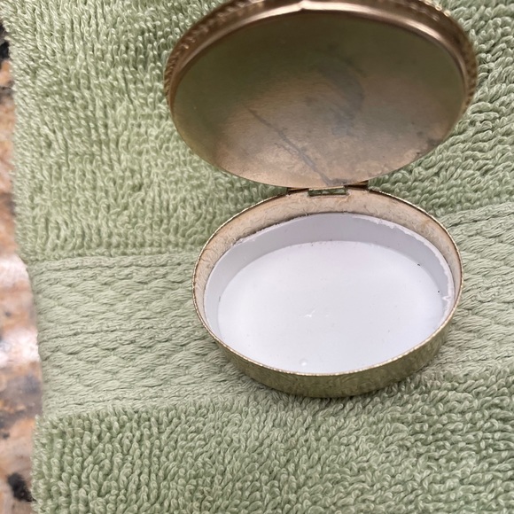 NWOT unused cabachon style top on goldtone metal pill box- firm price - Picture 4 of 4